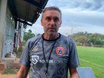 pelatih-persija-jakarta-thomas-doll-saat-ditemui-usai-memimpin-latihan.jpg