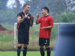 pelatih-persija-jakarta-thomas-doll-sedang-berbicara-dengan-pemainnya-ryo-matsumura.jpg