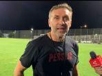 pelatih-persija-jakarta-thomas-doll-usai-memimpin-latihan.jpg