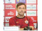 pelatih-persija-jakarta-thomas-jens-uwe-doll-saat-konferensi-pers.jpg