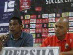 pelatih-persija-jan-saragih-saat-melakukan-sesi-jumpa-pers_20160825_154136.jpg