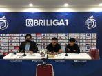 pelatih-persik-kediri-javier-roca-dengan-pemain-persik-kediri-risna-prahalabenta.jpg