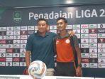 pelatih-persiraja-banda-aceh-foto-bersama-pemainnya.jpg