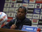 pelatih-persita-tangerang-divaldo-alves.jpg