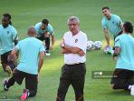 pelatih-portugal-fernando-santos-memimpin-sesi-latihan-md-1-di-stadion-illovszky-rudolf.jpg
