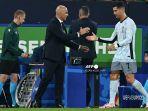 pelatih-portugal-roberto-martinez-berjabat-tangan-dengan-penyerang-portugal-07-cristiano-ronaldo.jpg