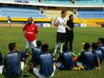 pelatih-psg-bina-anak-anak-palembang_20160406_124423.jpg