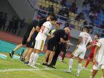 pelatih-psm-makassar-bernardo-tavarez-tengah-memberi-instruksi.jpg