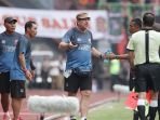 pelatih-psm-makassar-robert-rene-alberts-protes_20170818_152127.jpg