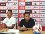 pelatih-psms-philep-hansen-kanan-bersama-striker-ary-hermawan.jpg