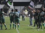 pelatih-pss-sleman-fredy-muly-tenangkan-pemain_20170922_142928.jpg