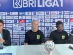 pelatih-pss-sleman-ristov-vidakovic-bersama-pemainnya-ricky-cawor.jpg