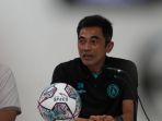 pelatih-pss-sleman-seto-nurdiantoro-saat-menghadiri-konferensi-pers-di-stadion-manahan-solo-jumat.jpg