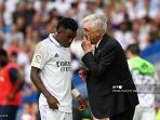 pelatih-real-madrid-carlo-ancelotti-kanan-berbicara-dengan-pemain-andalannya.jpg