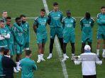 pelatih-real-madrid-italia-carlo-ancelotti-bawah-kanan-berbicara-kepada-para-pemainnya.jpg