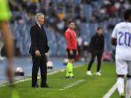 pelatih-real-madrid-italia-carlo-ancelotti-kiri-menyaksikan-pertandingan.jpg