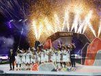 pelatih-real-madrid-italia-carlo-ancelotti-mengangkat-trofi-piala-super-spanyol.jpg