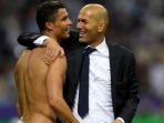 pelatih-real-madrid-zinedine-zidane-memeluk-penyerang-terbaiknya-cristiano-ronaldo_20160906_142920.jpg