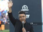 pelatih-river-plate-marcelo-gallardo-memberi-isyarat.jpg