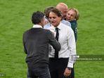 pelatih-roberto-mancini-berinteraksi-dengan-luis-enrique.jpg