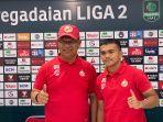pelatih-semen-padang-delfi-adri-dan-roken-tampubolon-dalam-konferensi-usai-pertandingan.jpg