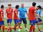 pelatih-sepak-bola-belanda-guus-hiddink-dengan-timnas-korea-selatan.jpg