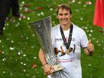 pelatih-sevilla-spanyol-julen-lopetegui-memegang-trofi-liga-eropa.jpg