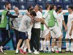 pelatih-spanyol-luis-enrique-tengah-merayakan-dengan-para-pemainnya.jpg