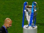 pelatih-spanyol-manchester-city-josep-guardiola-berjalan-melewati-trofi.jpg