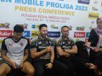 pelatih-surabaya-bin-samato-ryan-masajedi.jpg