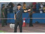 pelatih-timnas-indonesia-asal-korea-selatan-shin-tae-yong-berdiri-di-pinggir-lapangan.jpg