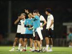 pelatih-timnas-indonesia-shin-tae-yong-berbicara-dengan-asistennya.jpg