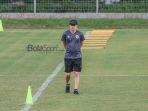 pelatih-timnas-indonesia-shin-tae-yong-di-lapangan-samudra-bali.jpg