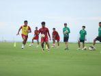 pelatih-timnas-indonesia-shin-tae-yong-ketiga-dari-kanan-mengawasi-tc-timnas-indonesia.jpg