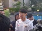 pelatih-timnas-indonesia-shin-tae-yong-saat-diwawancarai-usai-memimpin-latihan.jpg