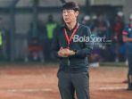 pelatih-timnas-indonesia-shin-tae-yong-sedang-mengamati-para-pemain.jpg
