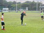 pelatih-timnas-indonesia-u-16-nova-arianto-memimpin-latihan.jpg