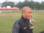 pelatih-timnas-indonesia-u-16-nova-arianto-saat-diwawancarai-2121.jpg