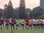 pelatih-timnas-indonesia-u-16-nova-arianto-saat-memberikan-arahan.jpg