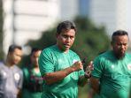 pelatih-timnas-indonesia-u-17-bima-sakti-saat-memimpin-latihan.jpg