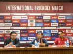 pelatih-timnas-indonesia-u-22-indra-sjafri-bersama-pemainnya-beckham-putra.jpg
