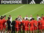 pelatih-timnas-maroko-walid-reragui-memimpin-sesi-latihan.jpg