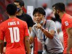 pelatih-timnas-singapura-tatsuma-yoshida-sedang-memberi-instruksi.jpg