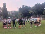 pelatih-timnas-u-16-nova-arianto-saat-memberikan-arahan.jpg