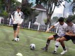 pelatih-timnas-u-20-indonesia-shin-tae-yong-memberikan-latihan.jpg
