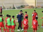 pelatih-timnas-u-22-vietnam-philippe-troussier-memimpin-latihan.jpg