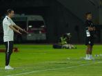pelatih-turkmenistan-u23-ahmet-agamyradov-saat-berada-di-pinggir-lapangan.jpg