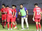 pelatih-vietnam-u19-hua-hien-vinh-memberikan-instruksi-ke-pemainnya-di-piala-aff-u19-2024.jpg