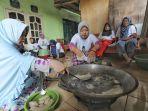 pelatihan-pembuatan-pempek-untuk-ibu-ibu-di-kelurahan-sukajaya.jpg