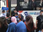 pelayanan-bus-gratis-transjakarta-bagi-penumpang-krl_20210504_114135.jpg